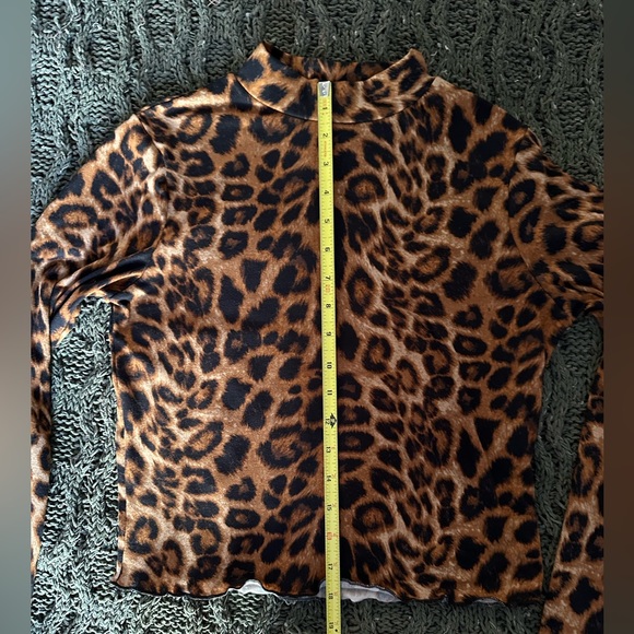 Olivia Rae Leopard Animal Print Turtleneck cropped long sleeve Top Size Medium - Picture 4 of 6
